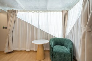 Espacio para trabajar con laptop y wifi gratis 