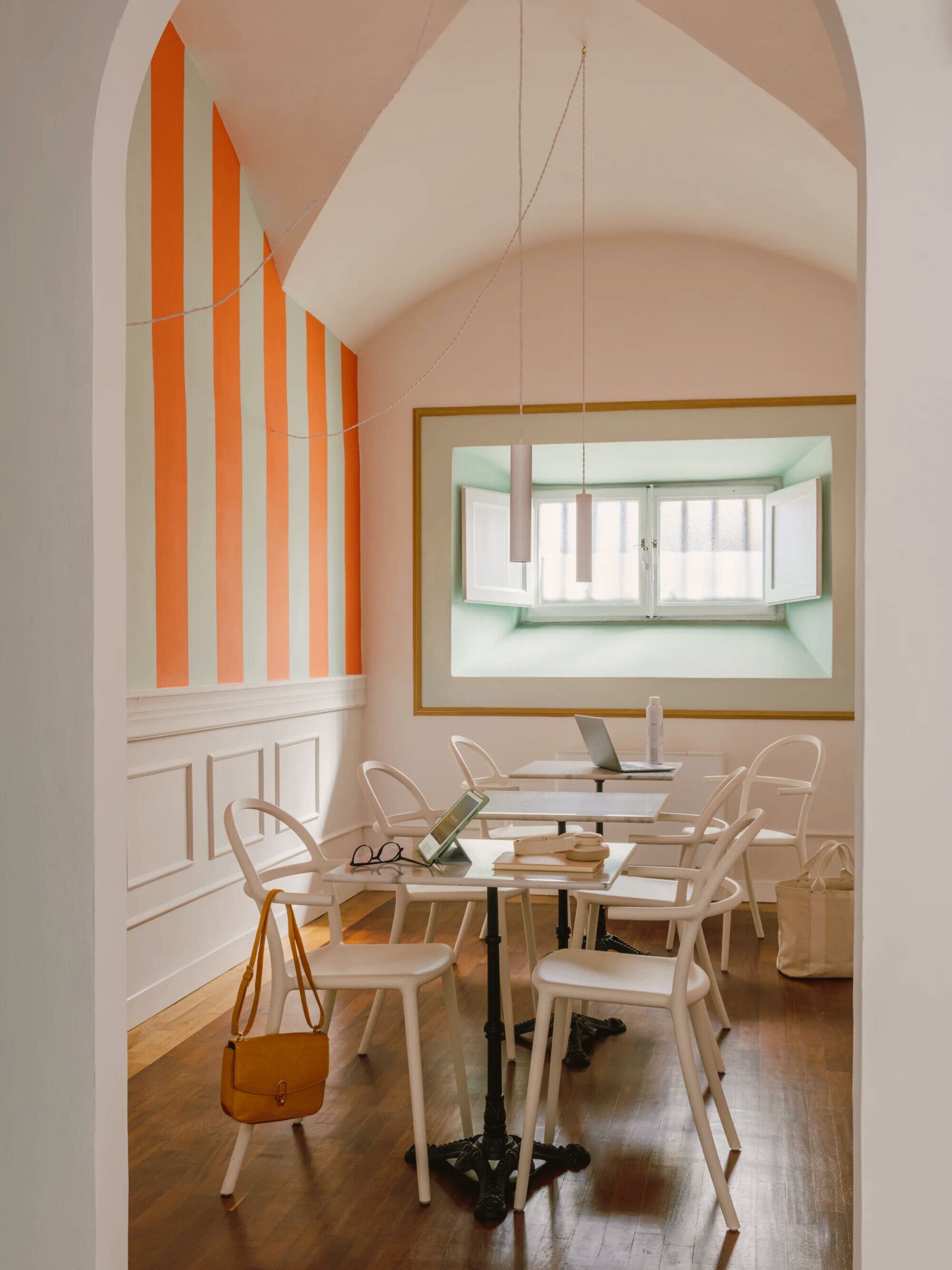 Schreibtisch, laptopgeeigneter Arbeitsplatz, Bügeleisen/Bügelbrett