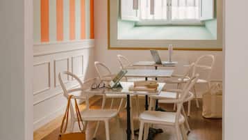 Schreibtisch, laptopgeeigneter Arbeitsplatz, Bügeleisen/Bügelbrett