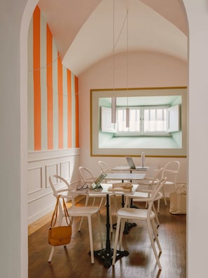 Escritorio y espacio para trabajar con laptop 