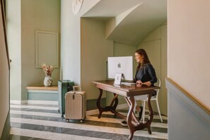 Desk, laptop workspace, iron/ironing board, free WiFi - Bob W Florence Santa Croce (Florence)
