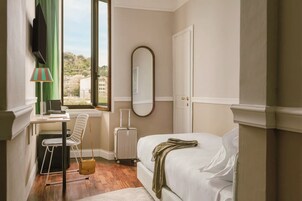 Compact Room - Single | Escritorio y espacio para trabajar con un portátil