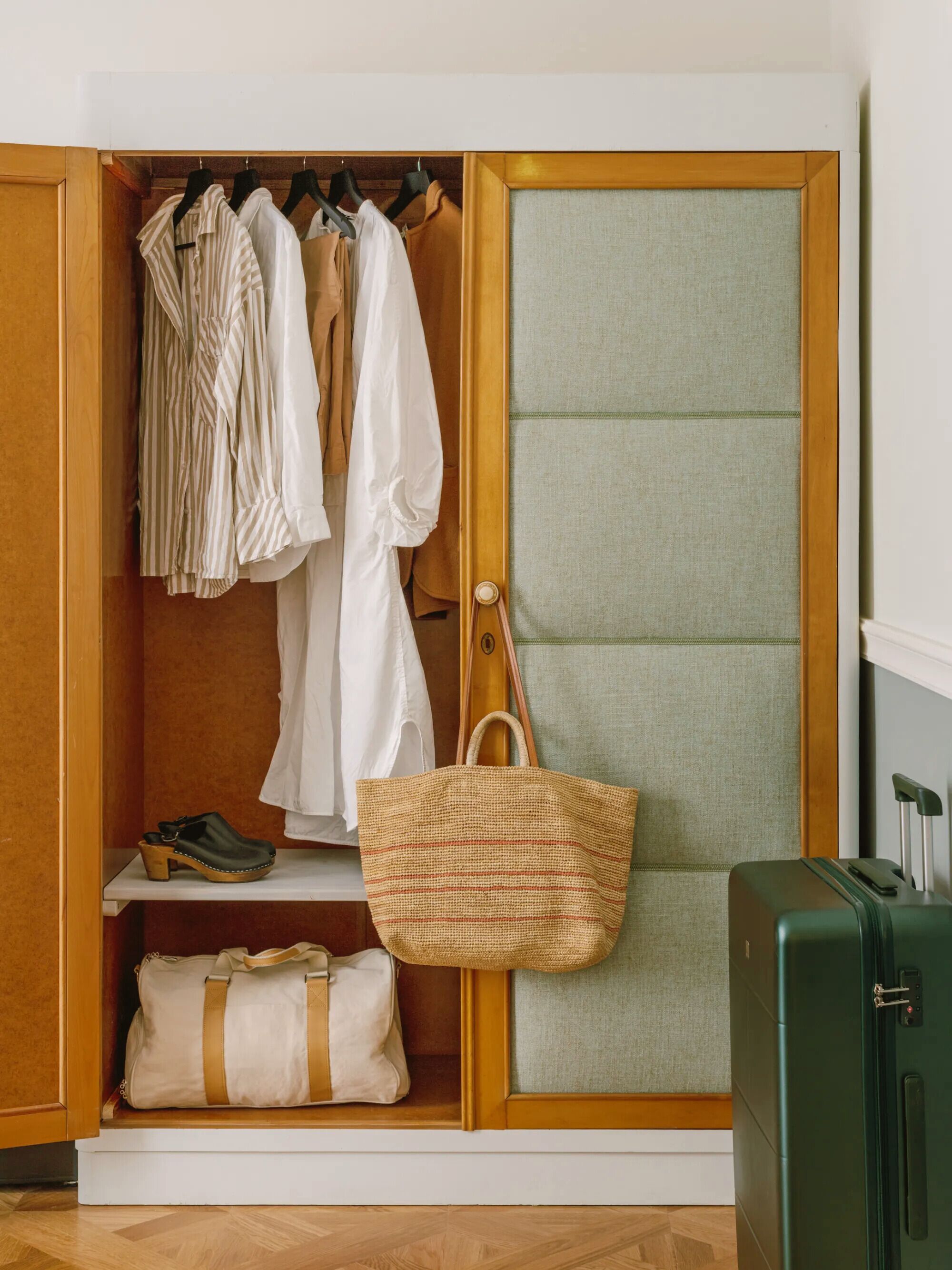 Skrivbord, arbetsyta för laptop, strykjärn/strykbräda och gratis wi-fi