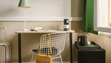 Compact Room - Single | Schreibtisch, laptopgeeigneter Arbeitsplatz, Bügeleisen/Bügelbrett