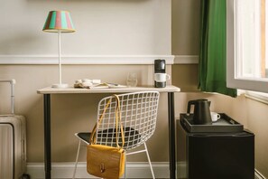 Escritorio y espacio para trabajar con laptop 