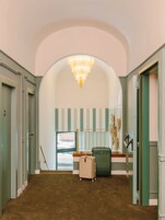 Una scrivania, postazione laptop, ferro/asse da stiro, Wi-Fi gratuito