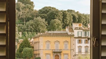 Escritorio y espacio para trabajar con laptop