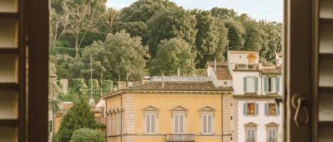 Meja kerja, ruang kerja ramah laptop, dan setrika/meja setrika