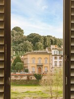 Una scrivania, postazione laptop, ferro/asse da stiro, Wi-Fi gratuito