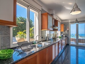 Fridge, cookware/dishes/utensils - Villa Loreina Schloss by Interhome (Madeira/Funchal)