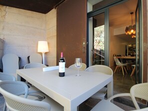 Outdoor dining - mit Blick auf das Wasser by Interhome (Campanário)