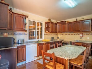 Fridge, microwave, oven, dishwasher - Schöne Wohnung am Strand by Interhome (Madeira/Canhas)