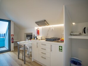 Fridge, microwave, oven, cookware/dishes/utensils - Studio "Perlenmeer-Garten by Interhome (Arco da Calheta)