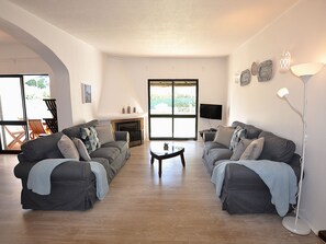 Fireplace - für 6 Personen ca. 115 m² in Porches, Algarve (Westalgarve) by Interhome (Porches)