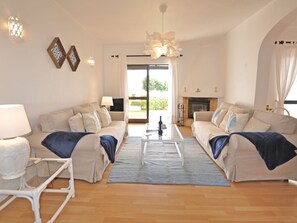 Fireplace - Rustikales, erschwingliches Sommerhaus in Strandnähe by Interhome (Porches)