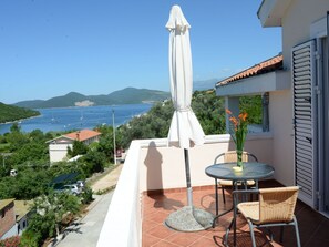 Outdoor dining - Studio mit Meerblick vom privaten Balkon by Interhome (Bigova)
