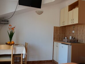 Fridge, cookware/dishes/utensils - Studio mit Meerblick vom privaten Balkon by Interhome (Bigova)