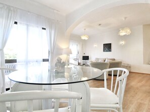 Dining - Rustikales, erschwingliches Sommerhaus in Strandnähe by Interhome (Porches)