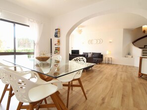 Dining - für 6 Personen ca. 114 m² in Porches, Algarve (Westalgarve) by Interhome (Porches)