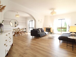 Fireplace - für 6 Personen ca. 114 m² in Porches, Algarve (Westalgarve) by Interhome (Porches)