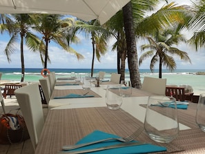 Outdoor dining - Appart mit Meerblick, Pool und Strand 150m entfernt by Interhome (Saint-Françoiss)
