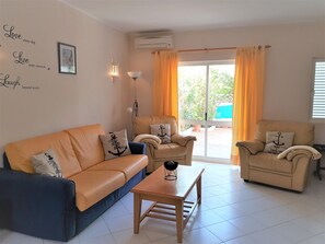 Fernseher, Kamin, DVD-Player