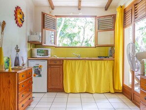 Réfrigérateur, micro-ondes, batterie de cuisine, vaisselle et ustensiles