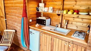 Kühlschrank, Mikrowelle, Kochgeschirr/Geschirr/Besteck