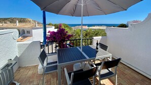 Outdoor dining - Zentrales Ferienhaus mit bezauberndem Meerblick by Interhome (Bensafrim)