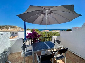 Outdoor dining - Zentrales Ferienhaus mit bezauberndem Meerblick by Interhome (Bensafrim)