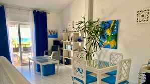 Dining - Zentrales Ferienhaus mit bezauberndem Meerblick by Interhome (Bensafrim)
