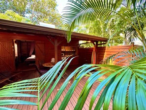 Terrace/patio - Bereich "Case Mezzanine" mit Blick auf das Wasser by Interhome (Deshaies)