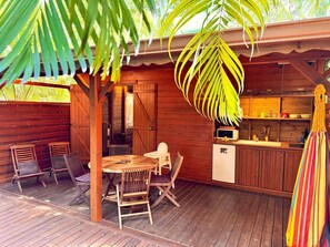 Outdoor dining - Bereich "Case Mezzanine" mit Blick auf das Wasser by Interhome (Deshaies)