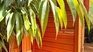 Une cabane en bois dotée d’une porte coulissante sur laquelle est inscrit « Case Ananas ».