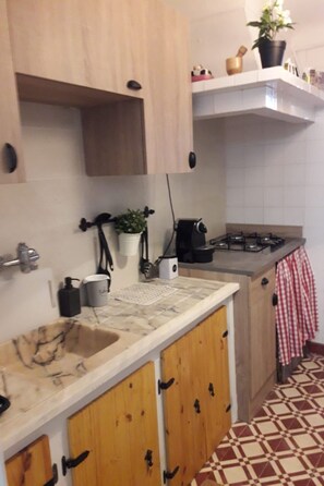 Fridge, microwave, oven, cookware/dishes/utensils - Geschichte, Önologie und Gastronomie im Alentejo by Interhome (Vila Viçosa)
