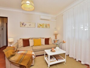TV, fireplace - mit Garten, Grill und Terrasse by Interhome (Seixal)