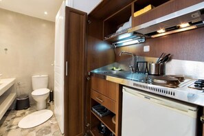 開放式客房 | 浴室 | 淋浴設備、吹風機、毛巾、肥皂