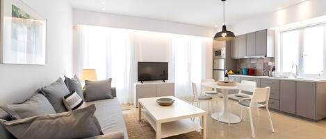 Appartement, 1 slaapkamer | Een kluis op de kamer, een bureau, verduisterende gordijnen