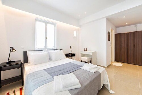 Naousa Center Living