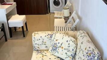 Estudio | Caja de seguridad en la habitación, escritorio y cortinas blackout