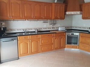Kühlschrank, Mikrowelle, Ofen, Geschirrspüler