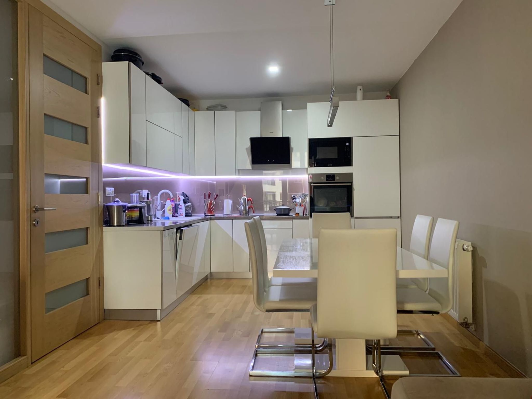 Frigorífic, forn i utensilis de cuina, vaixella i coberteria 