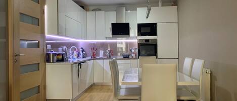 Frigorífic, forn i utensilis de cuina, vaixella i coberteria