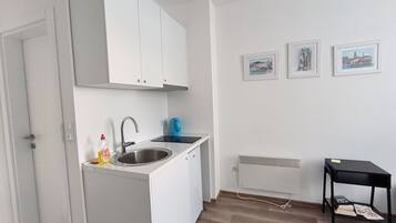 Jääkaappi, keittoastiat/astiat/ruokailuvälineet