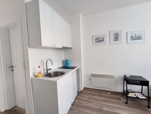 Réfrigérateur, batterie de cuisine, vaisselle et ustensiles