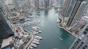 Marina rodeada de edificios altos, con vista al agua y a las embarcaciones.