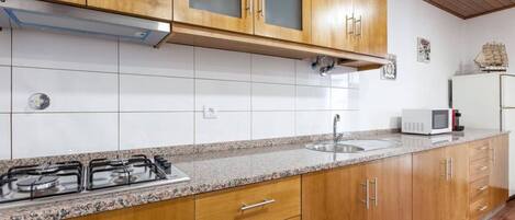 Refrigerador, microondas y utensilios de cocina