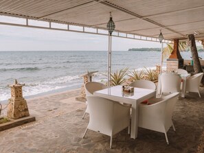 Outdoor dining - DeLux-Doppelzimmer mit Meerblick in 11-Schlafzimmer-Anlage by Interhome (Buleleng)