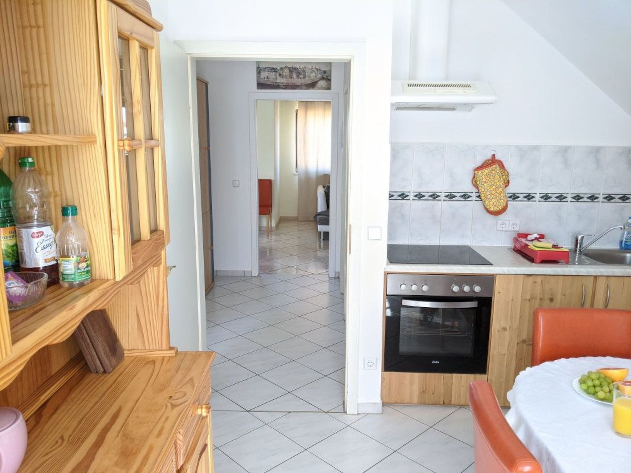Kühlschrank, Mikrowelle, Ofen, Kochgeschirr/Geschirr/Besteck