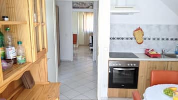 Kühlschrank, Mikrowelle, Ofen, Kochgeschirr/Geschirr/Besteck